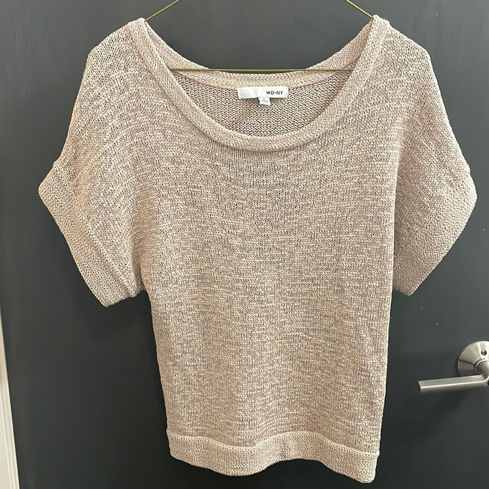 WD NY pink/beige short sleeve sweater blouse. Size M.